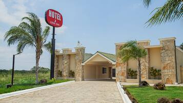 Vista frontal de la propiedad