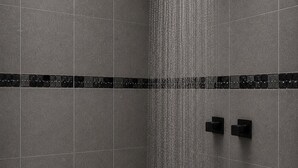 Una doccia moderna con un elemento d'acqua a pioggia, il logo dell'Hotel Luna Inn e una fascia decorativa rivestita in piastrelle nere.