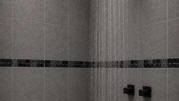 Chambre double, 2 lits doubles | Salle de bain | Douche, articles de toilette (gratuits), serviettes fournies, savon