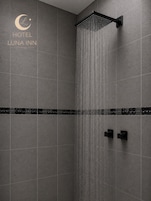 Quarto casal, 2 camas de casal | Banheiro | Chuveiro, produtos de toalete grátis, toalhas de banho, sabonete