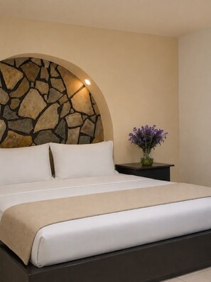 Premium bedding, down duvets, Tempur-Pedic beds, individually decorated - Hotel Luna Inn (Altamira)