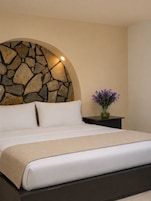 Quarto básico | Roupas de cama premium, edredons de pluma, camas Tempur-Pedic