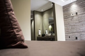 Premium bedding, down duvets, Tempur-Pedic beds, individually decorated - Hotel Luna Inn (Altamira)