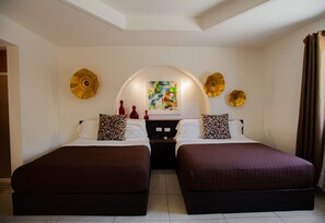 Habitación triple básica | 1 dormitorio, ropa de cama de alta calidad, edredones de plumas
