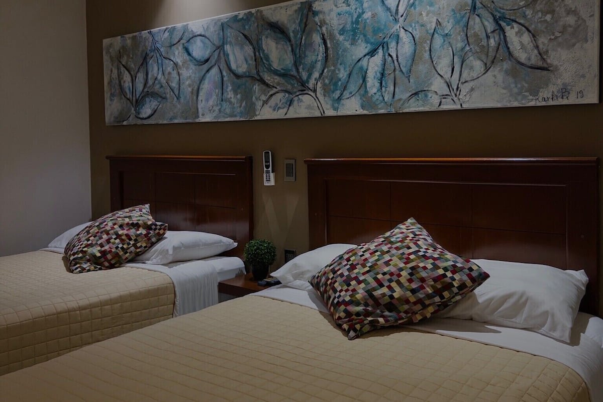 Basic-Dreibettzimmer | Hochwertige Bettwaren, Daunenbettdecken, Tempur-Pedic-Betten