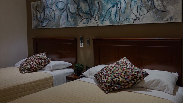 Habitación triple básica | Ropa de cama de alta calidad, edredón y camas Tempur-Pedic