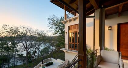 Oceanfront•Sleeps 6•Full Kitchen•BBQ•Pool•Balcony - Alouatta Guesthouse