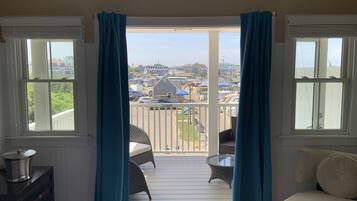 Caja de seguridad en la habitación y tabla de planchar con plancha