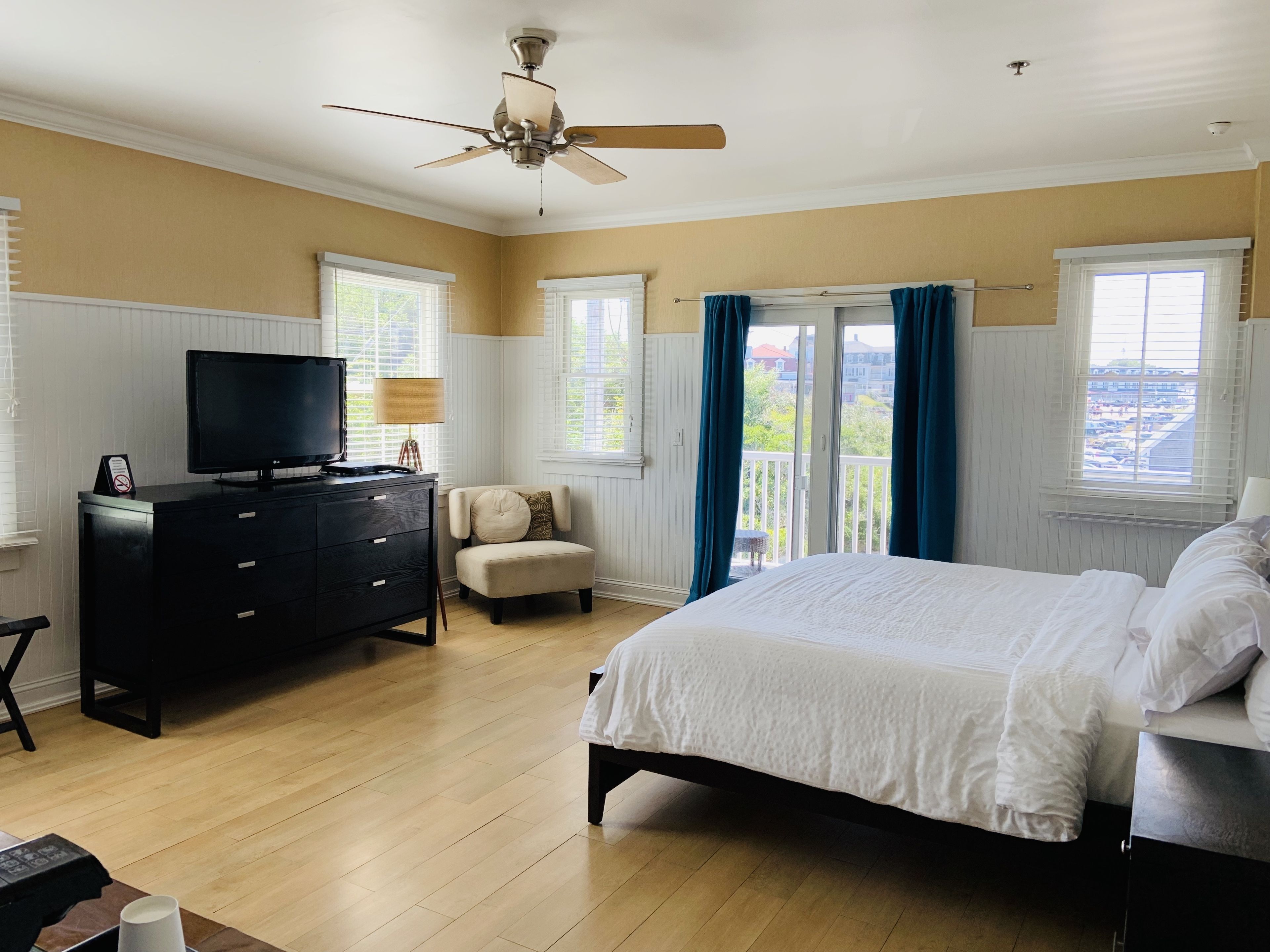 deluxe room, 1 king bed | 1 bedroom, in-room safe, iron/ironing board, free cots/infant beds