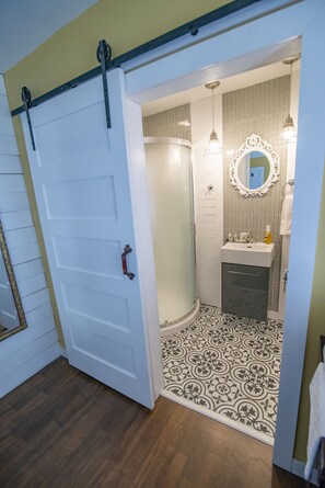 Signature kamer, 1 kingsize bed (Room 6) | Badkamer | Een douche, een regendouche, designer toiletartikelen, een haardroger