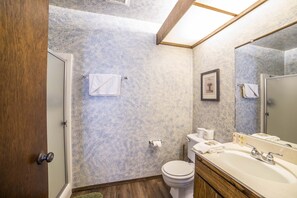 Suihkun ja ammeen yhdistelmä, pyyhkeet