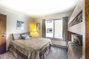 2 makuuhuonetta, silitysrauta/-lauta, Wi-Fi, vuodevaatteet