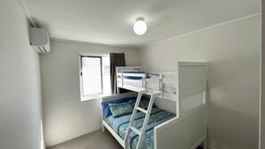 2 bedrooms, bed sheets - Shorebreak U4 Coastal Views & Kings Beach Fun (KINGS BEACH)