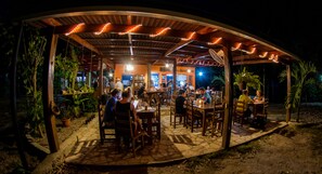 Dining - Alice Guesthouse - Hostel (Flores)