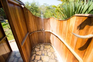 Blue Home | Bathroom shower - Alice Guesthouse - Hostel (Flores)