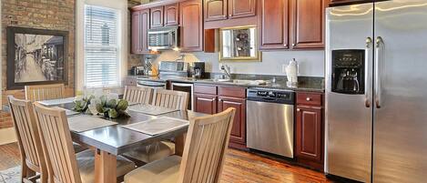 Kylskåp, mikrovågsugn, ugn och spishäll