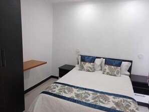 Individually furnished, desk - MATT Bed & Breakfast (Lilongwe)