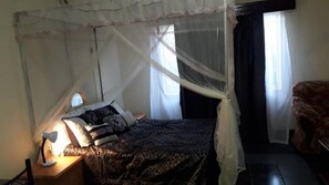 Individually furnished, desk - MATT Bed & Breakfast (Lilongwe)