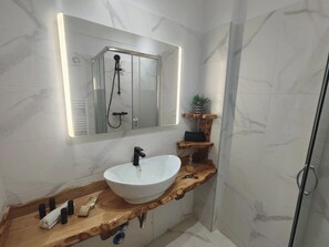 Badewanne, Haartrockner, Handtücher, Seife