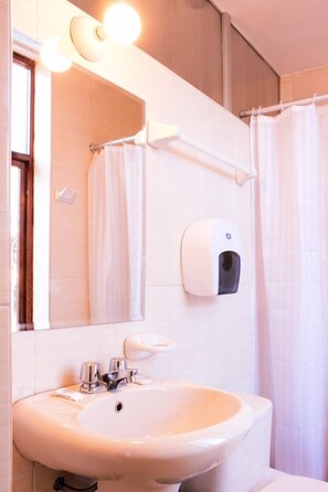Shower, towels, soap, toilet paper - Hostal Santa Ursula II (Arequipa)
