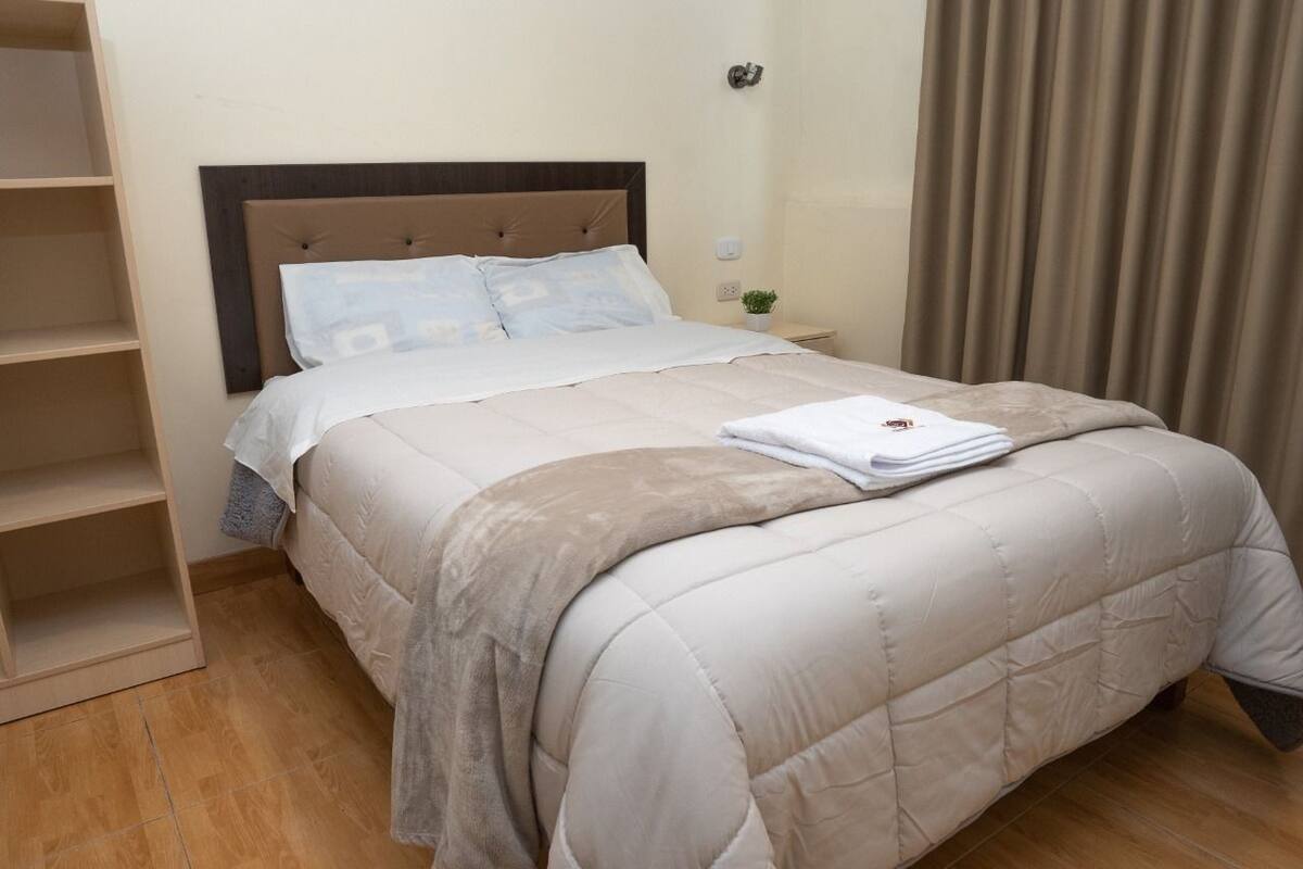 Cortinas blackout, wifi gratis y ropa de cama