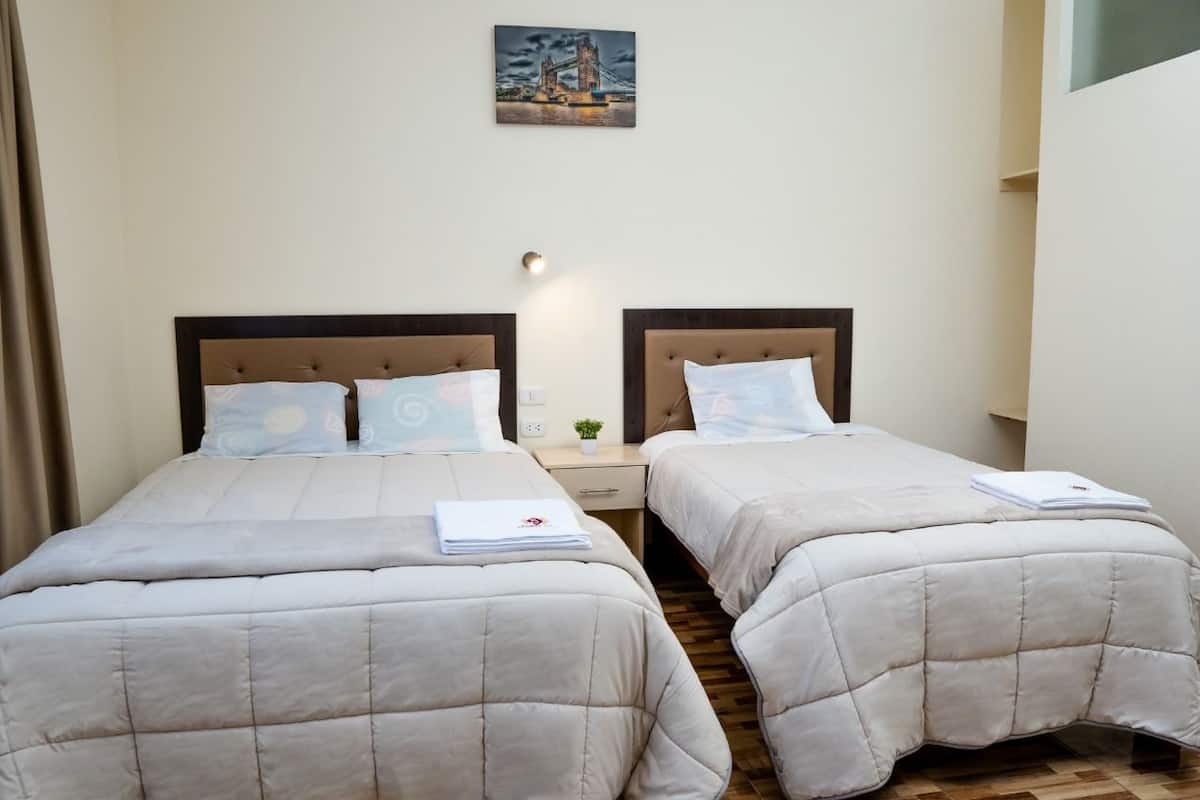 Cortinas blackout, wifi gratis y ropa de cama