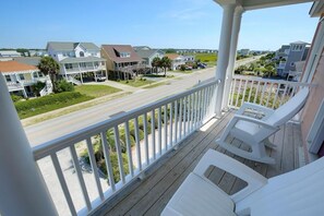 Property grounds - Experience oceanfront luxury at Ohana Tides, a 5-bedroom retreat in Holden Beach. (Holden Beach)