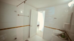 Un bagno con doccia, toilette e lavandino.
