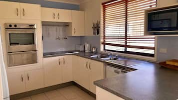 Micro-ondes, four, lave-vaisselle, grille-pain