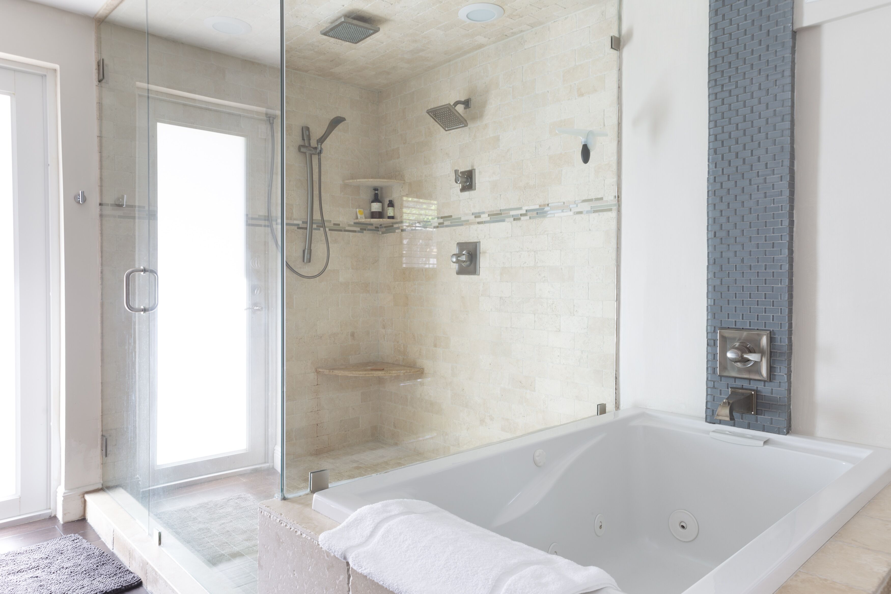 Douche, baignoire à jets, sèche-cheveux, serviettes fournies