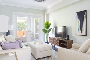 Smart TV, fireplace, stereo