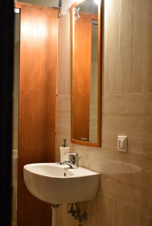Douche, douche à « effet pluie », sèche-cheveux, bidet