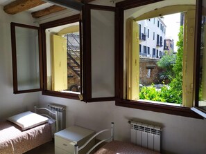 Schreibtisch, laptopgeeigneter Arbeitsplatz, Bügeleisen/Bügelbrett