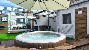 Outdoor spa tub - Ruby Charm Houses 8 66132/AL (Porto)