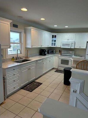 Fridge, oven, dishwasher, coffee/tea maker - Salt, Sand and Sudds - Spacious 5BR home in Holden Beach, perfect for family getaways! (Holden Beach)