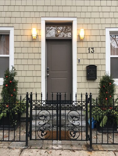 Newly Renovated Downtown House With 7 bedrooms 2 Parking Spots