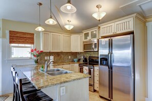 Fridge, microwave, oven, stovetop - 3 bedroom Plantation@Princeville townhome w/ AC (Princeville)