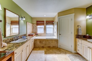 Combined shower/tub, hair dryer, towels