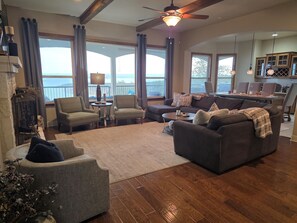 Smart-TV, Kamin, Stereoanlage, Arbeitsbereiche