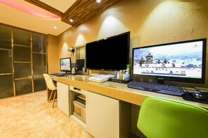 Deluxe Room | Television