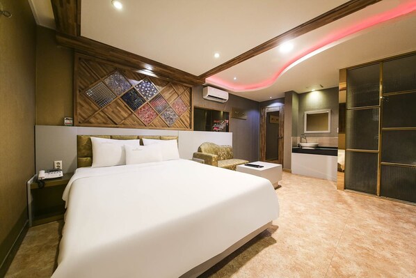 Deluxe Room | Premium bedding, desk, laptop workspace, free WiFi - Bobos Hotel (Cheonan)