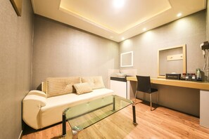 Royal Room | Living area | 50-inch LED TV with digital channels, TV, computer - Bobos Hotel (Cheonan)