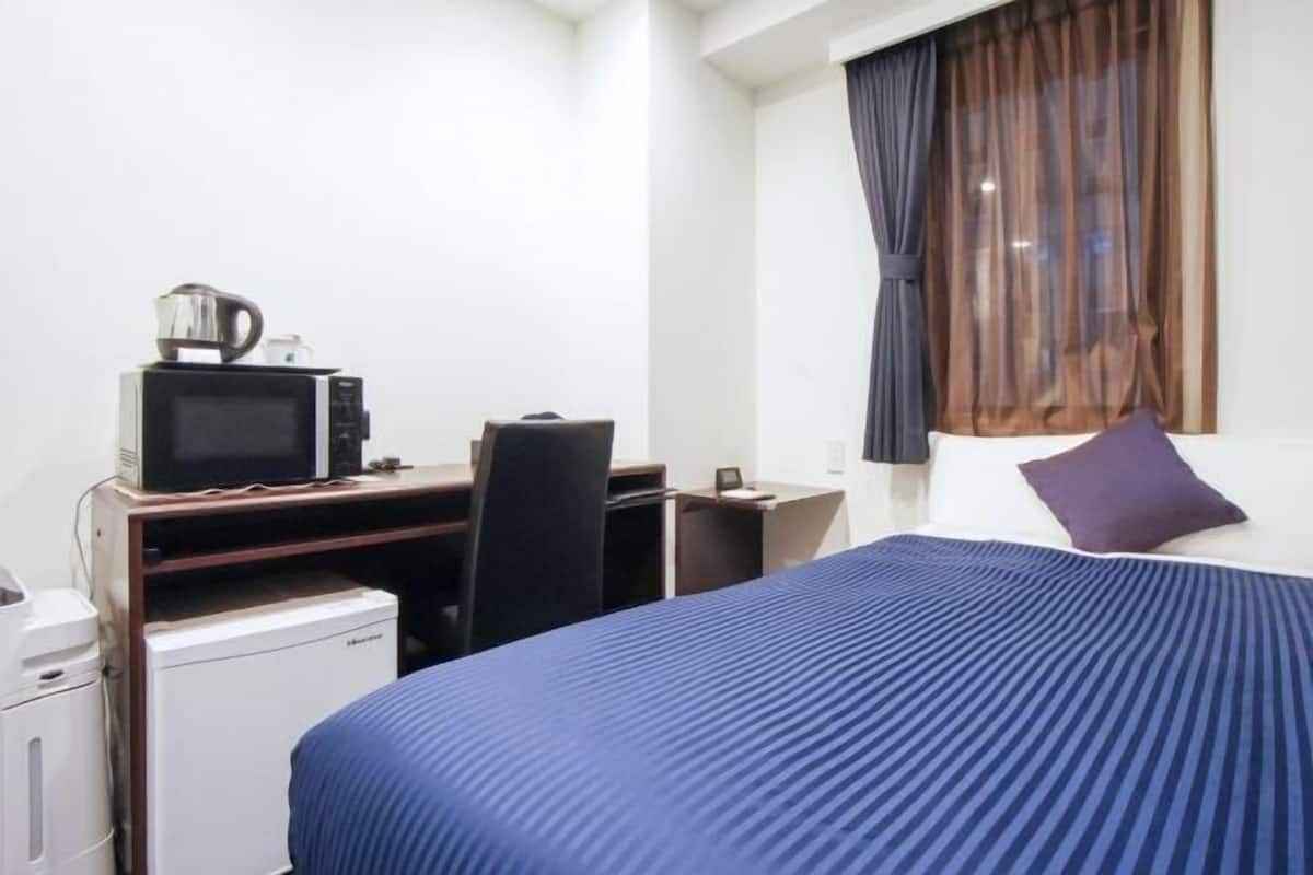 Tabla de planchar con plancha, wifi gratis y ropa de cama