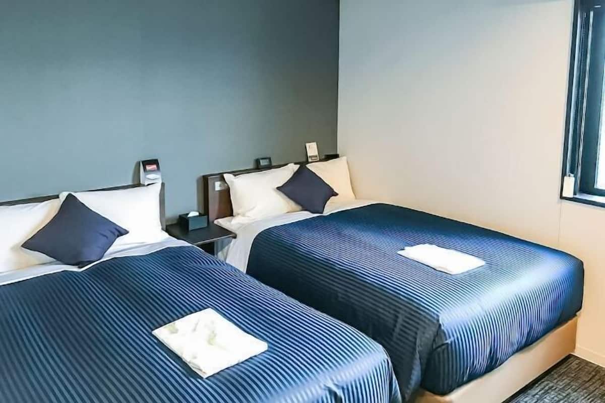 Tabla de planchar con plancha, wifi gratis y ropa de cama