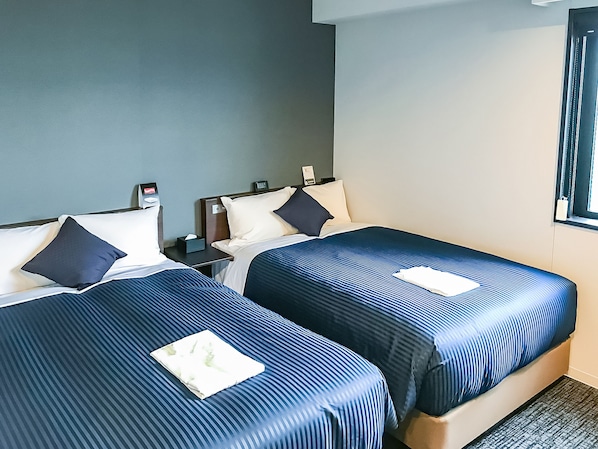 Tabla de planchar con plancha, wifi gratis, ropa de cama