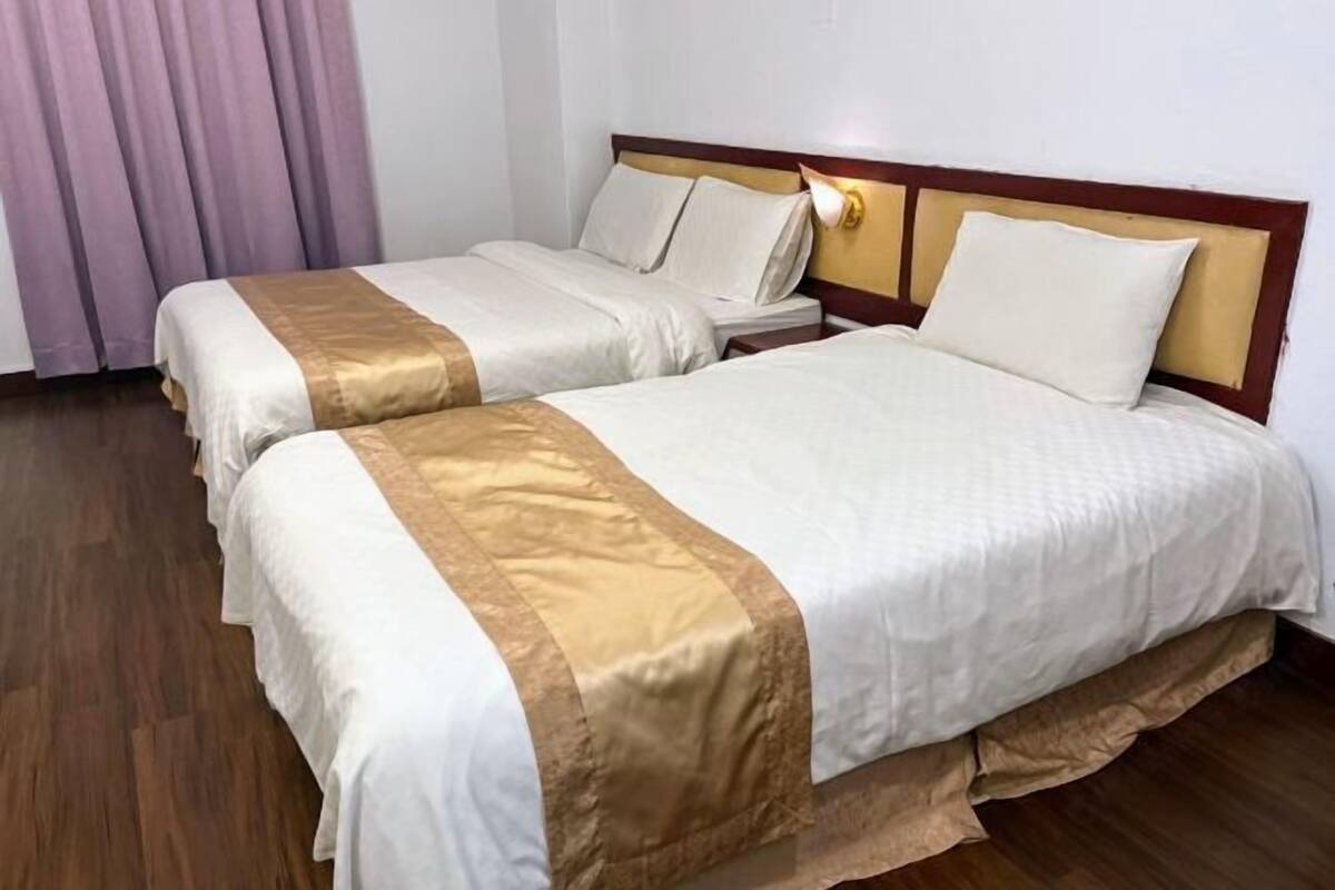 Meja kerja, Wi-Fi gratis, dan seprai linen