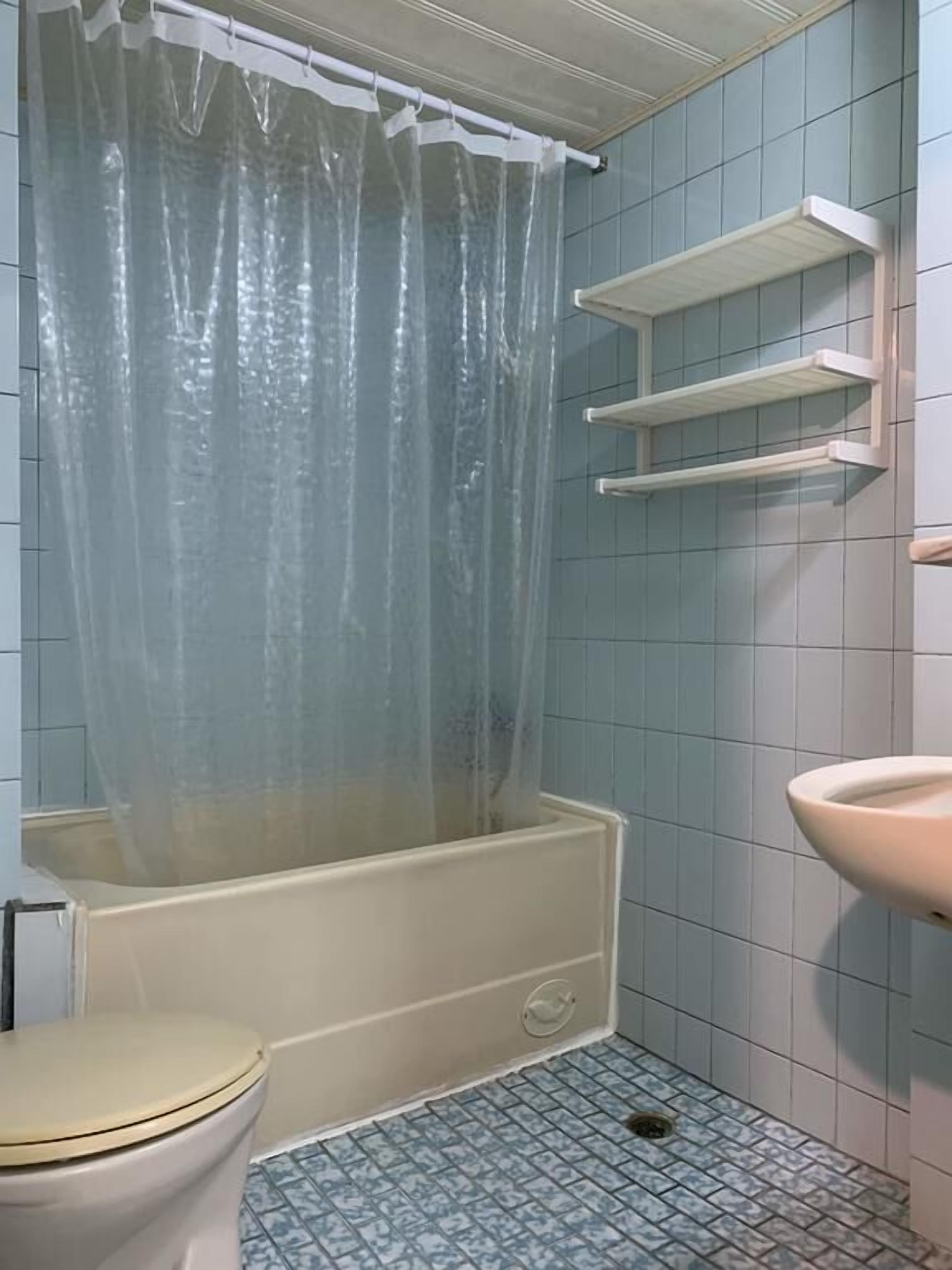 Deep soaking bathtub