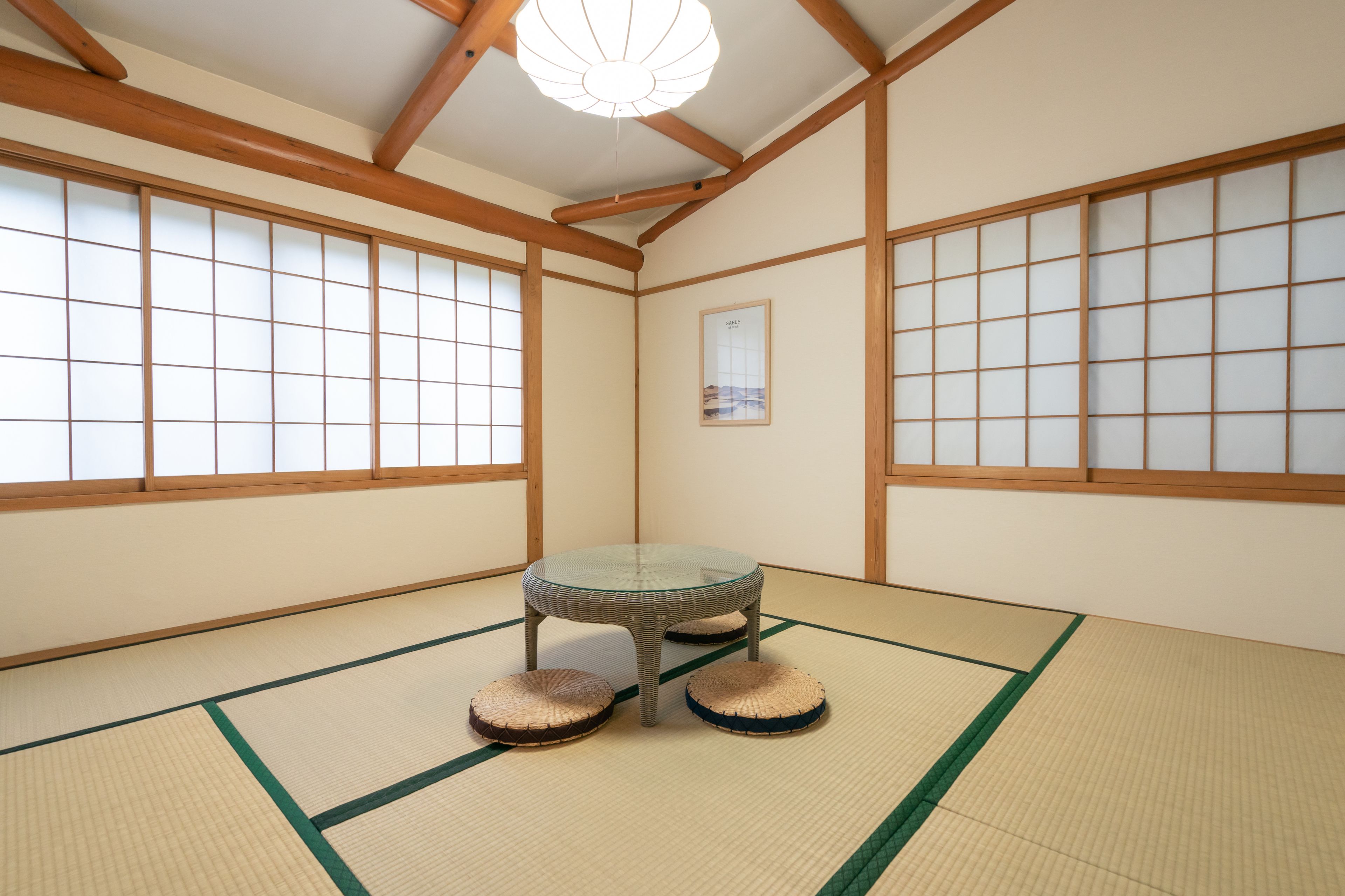 独立别墅 (Private Vacation Home, Komatsu, 3B) | 起居区 | 平板电视、壁炉