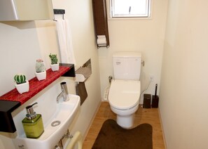 客房 (Araha Ryukyu Style) | 浴室 | 獨立浴缸及淋浴設備、浸缸、免費梳洗用品、風筒