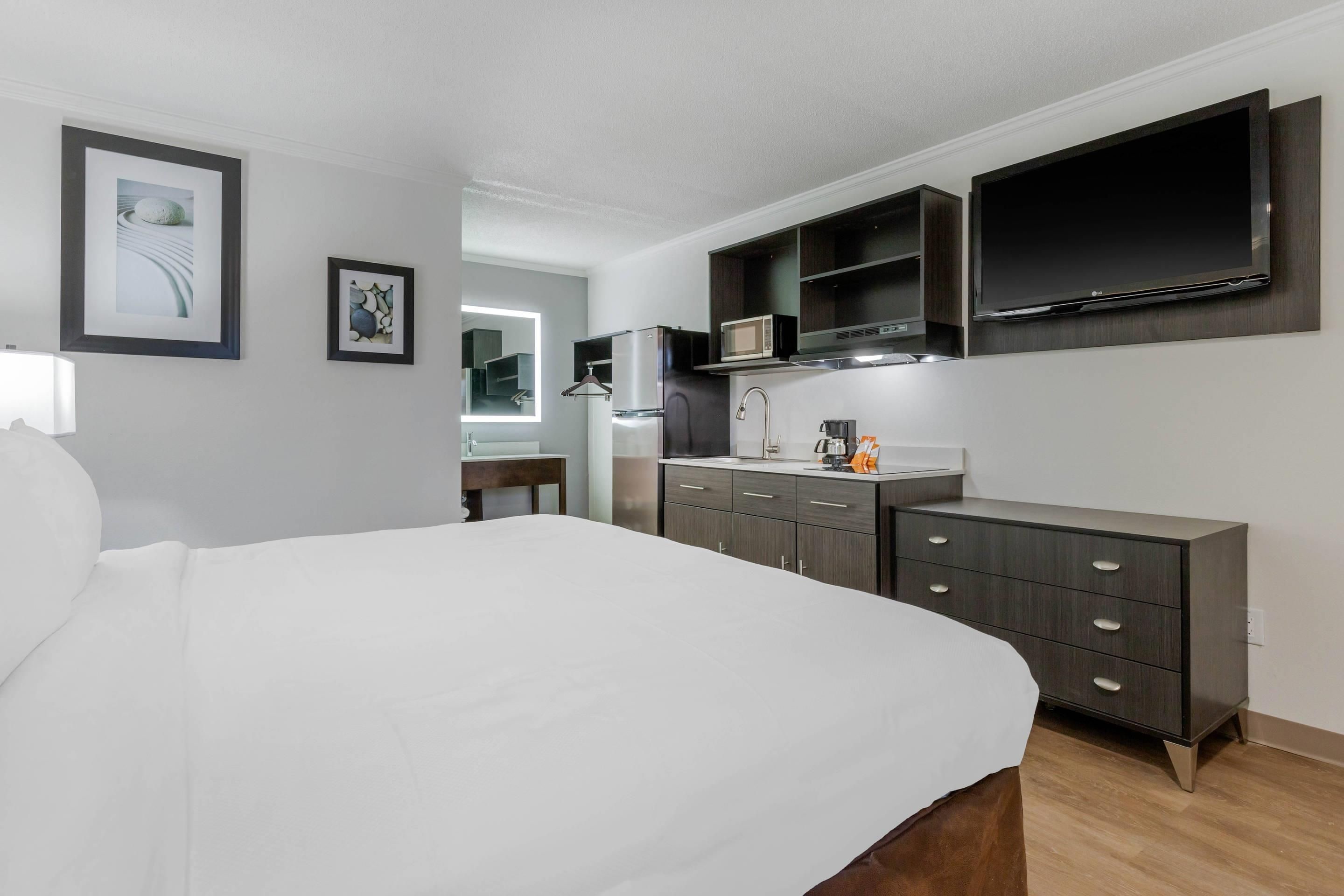 Egyptian cotton sheets, premium bedding, pillowtop beds, desk